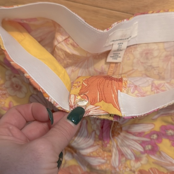 H&M | linen blend | shorts in mod flower print | size 4 - Picture 3 of 5